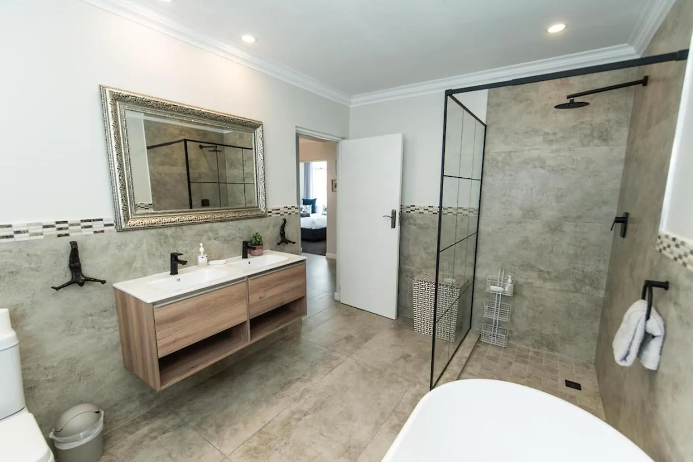 Tivoli Luxury Beach Apartment Port Elizabeth