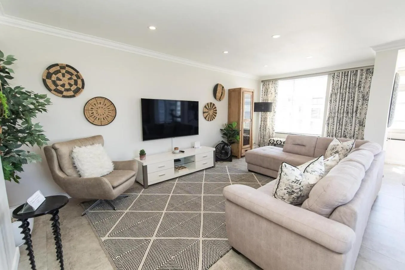 Tivoli Luxury Beach Apartment Port Elizabeth